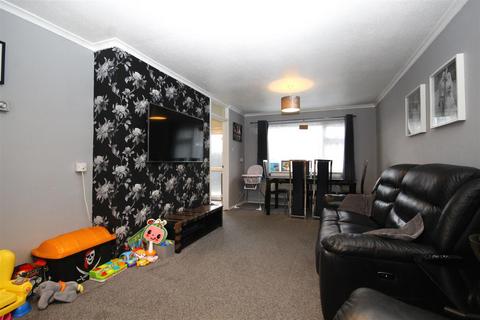 2 bedroom terraced house to rent, Fowler Road, Aylesbury HP19