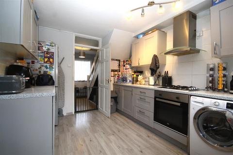 2 bedroom terraced house to rent, Fowler Road, Aylesbury HP19