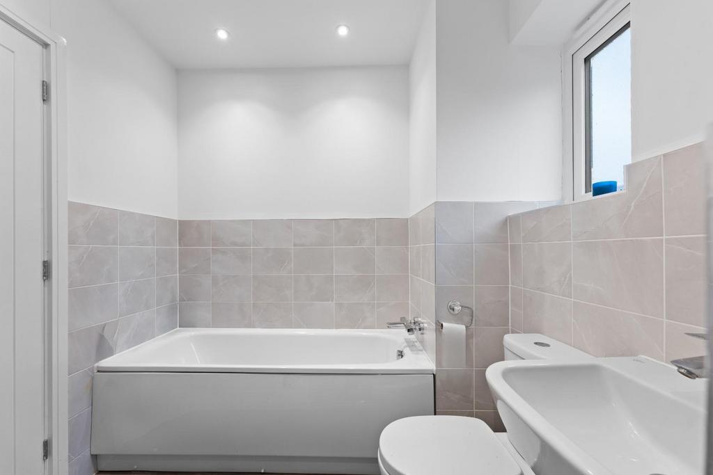 BATHROOM 02.jpg