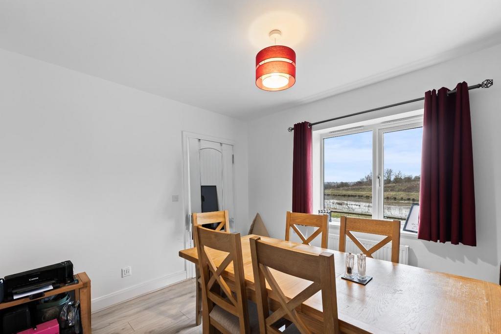 DINING ROOM 02.jpg