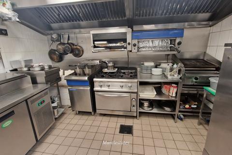 Restaurant to rent, Cockfosters Parade, Cockfosters EN4 0BX