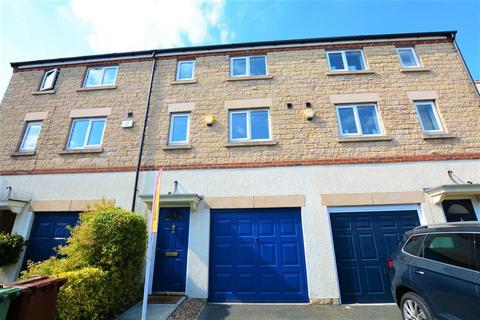 3 bedroom townhouse to rent, Hayfield Way, Ackworth, WF7