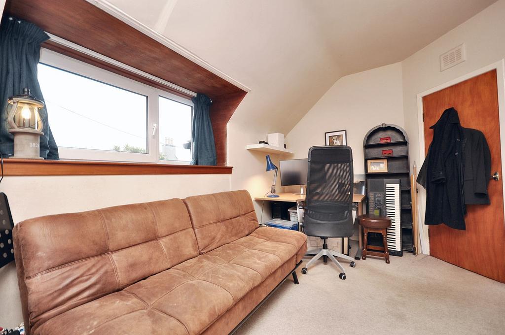 Bedroom/ Study