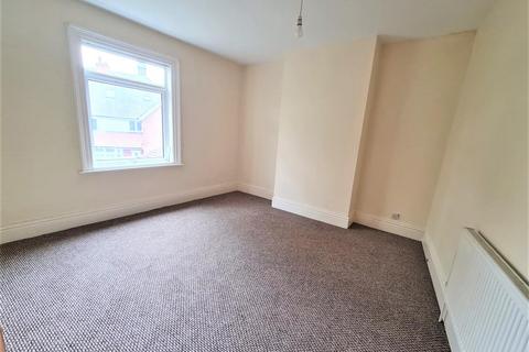 4 bedroom flat to rent, Park Crescent, Wolverhampton, WV1 4PY