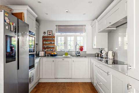 16 Eden Hall, Edenbridge, TN8 5QQ