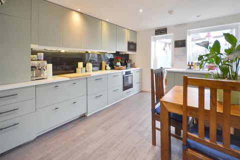 3 Cale Way, Gillingham, SP8 4FT