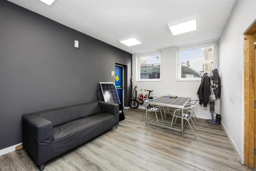 Woods Way, Sunstore 0004.jpg