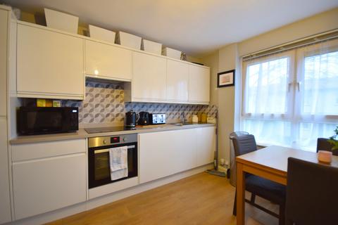 2 bedroom flat for sale, Chetwode Road, Tadworth KT20