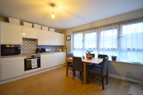 2 bedroom flat for sale, Chetwode Road, Tadworth KT20