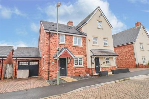 3 bedroom semi-detached house for sale, Warbler Road, Farnborough GU14