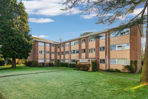 2 bedroom flat for sale, Brockley Combe, Weybridge KT13