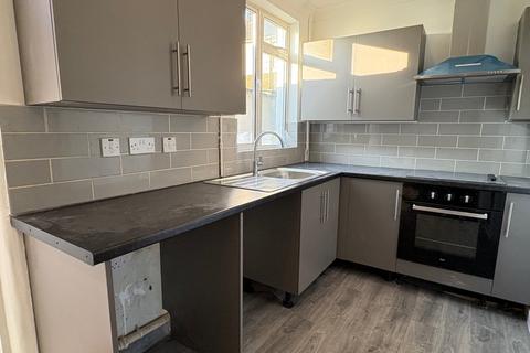 3 bedroom semi-detached house to rent, Second Avenue, Grays