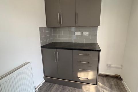 3 bedroom semi-detached house to rent, Second Avenue, Grays