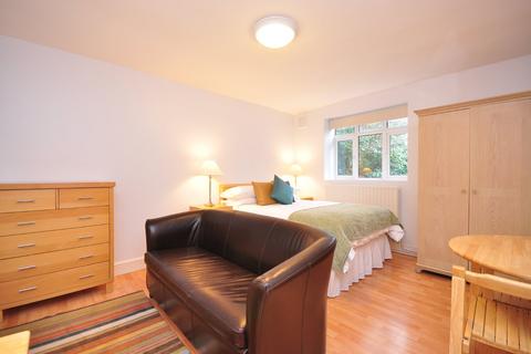 Studio to rent, Langland Gardens, Hampstead, London