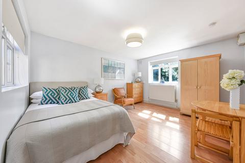 Studio to rent, Langland Gardens, Hampstead, London