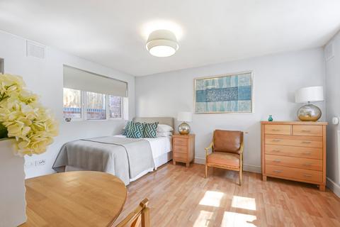 Studio to rent, Langland Gardens, Hampstead, London