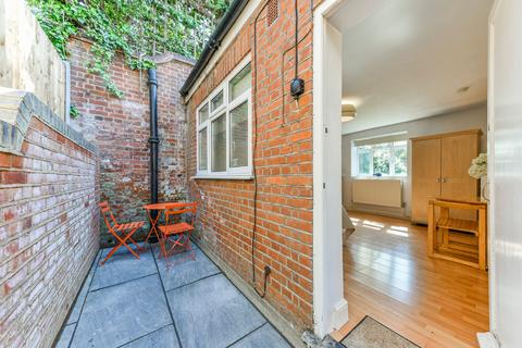 Studio to rent, Langland Gardens, Hampstead, London