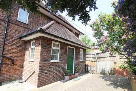 2 bedroom maisonette to rent, Harvey Gardens, London