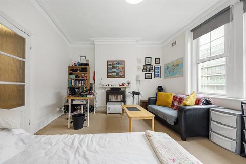 Studio to rent, Balham Hill, London SW12