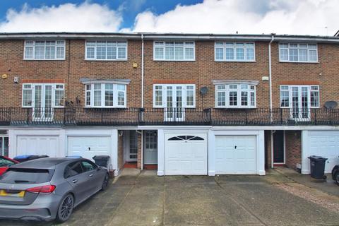 3 bedroom terraced house to rent, Beach Road, Westgate-on-Sea