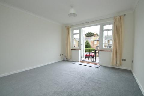 3 bedroom terraced house to rent, Beach Road, Westgate-on-Sea