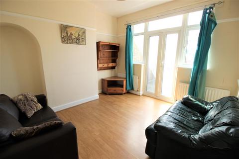 4 bedroom semi-detached house to rent, Dellfield Crescent, Uxbridge,