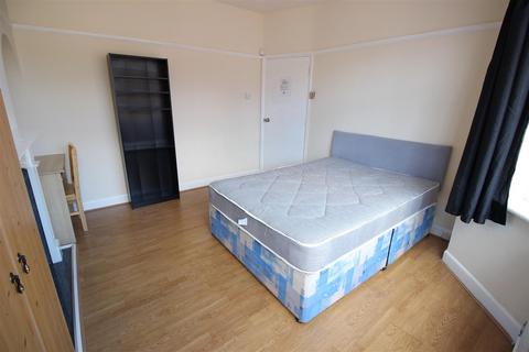 4 bedroom semi-detached house to rent, Dellfield Crescent, Uxbridge,