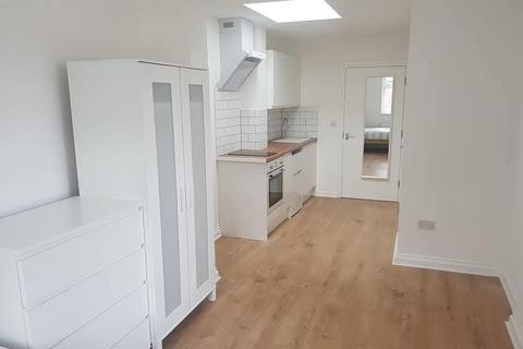 Studio to rent, Westwood Road, Ilford IG3