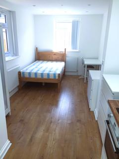 Studio to rent, Westwood Road, Ilford IG3