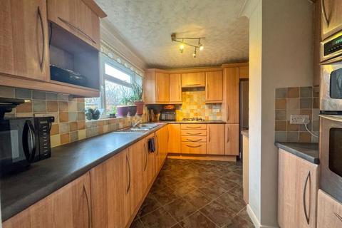 3 bedroom semi-detached house for sale, Park Avenue, ., Rushden, Northamptonshire, NN10 9NP