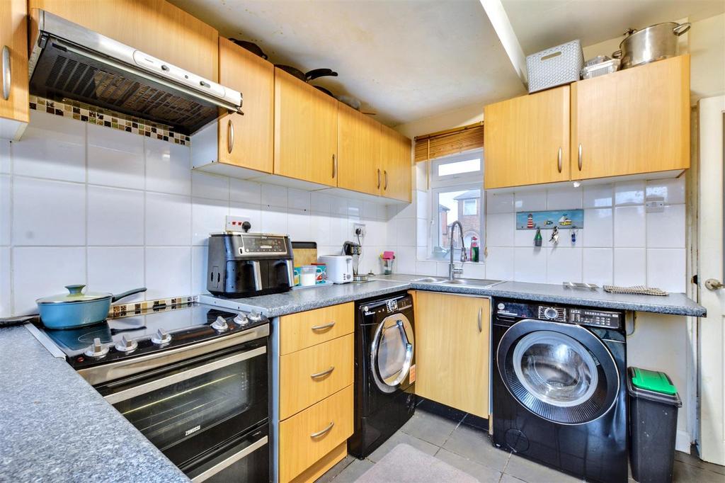 Kitchen 2.jpeg