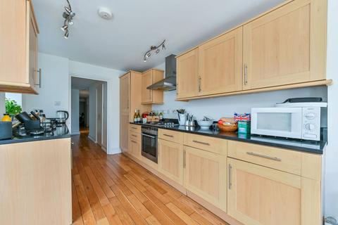 2 bedroom flat to rent, Haselrigge Road, Clapham, London, SW4