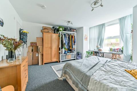 2 bedroom flat to rent, Haselrigge Road, Clapham, London, SW4