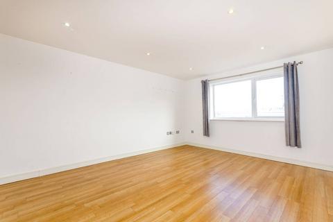 2 bedroom flat to rent, Walnut Tree Close, Guildford, GU1