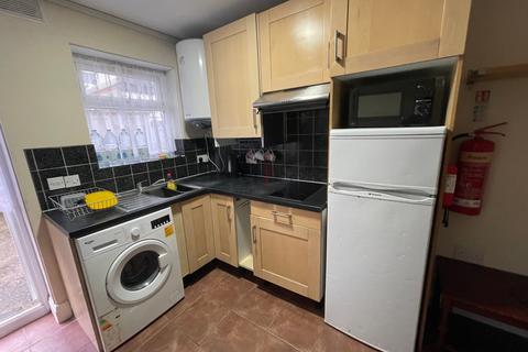 Studio to rent, Hartington Road, Southall, UB2