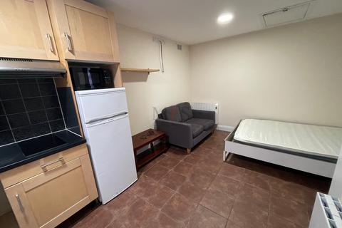 Studio to rent, Hartington Road, Southall, UB2