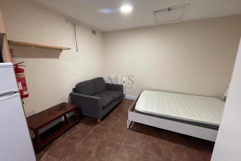 Studio to rent, Hartington Road, Southall, UB2