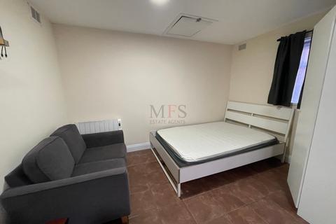 Studio to rent, Hartington Road, Southall, UB2