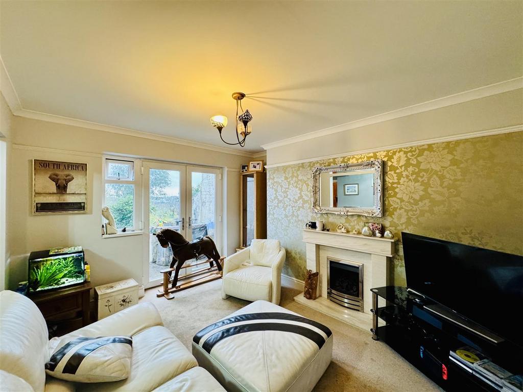 Living room/dining area