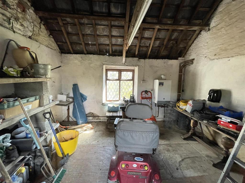 Lean to/ utility room