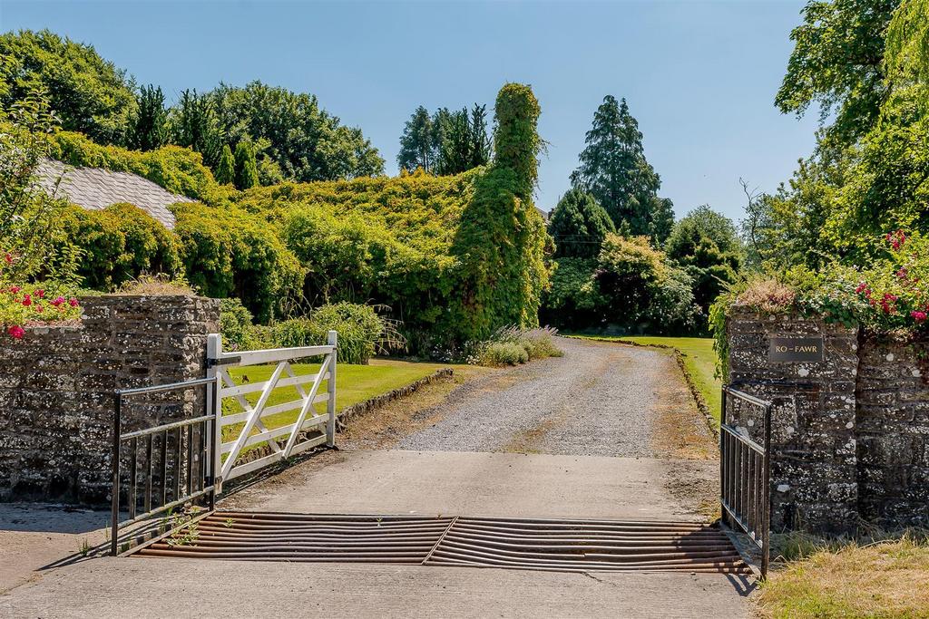 Entrance drive