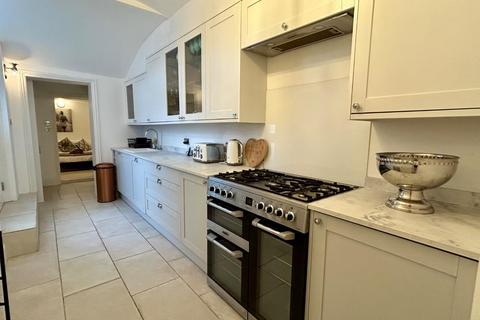 3 bedroom flat to rent, Cromwell Road, Hove