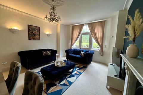 3 bedroom flat to rent, Cromwell Road, Hove