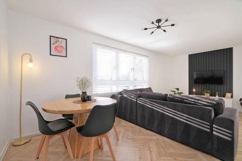 2 bedroom flat to rent, Mastrick Road, Aberdeen AB16