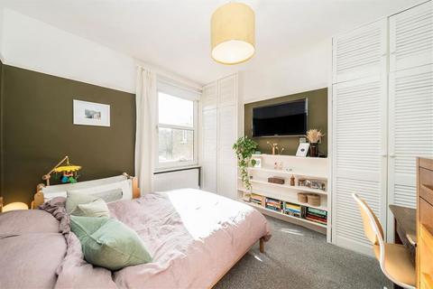 2 bedroom flat for sale, Elthruda Road, London SE13