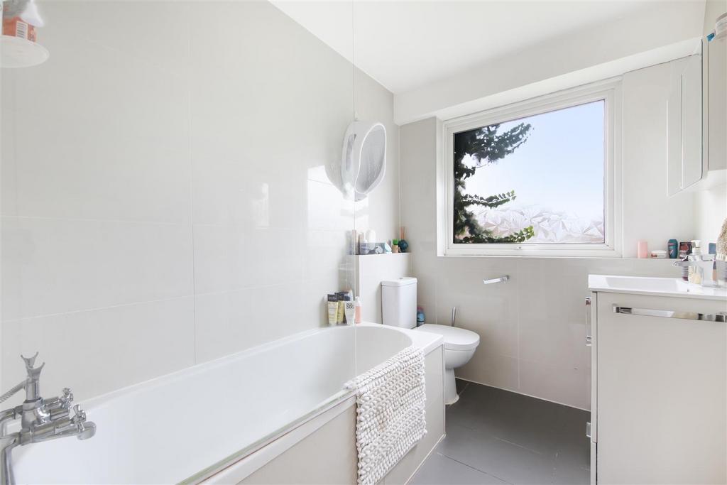 15 Carston Close - j I4 Po99 Umzt Yoa H8 Rn XT.jpg