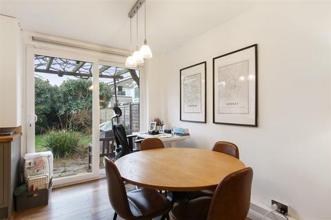 15 Carston Close, London, SE12 8DY
