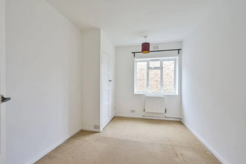 3 bedroom flat to rent, Moffat Court, London