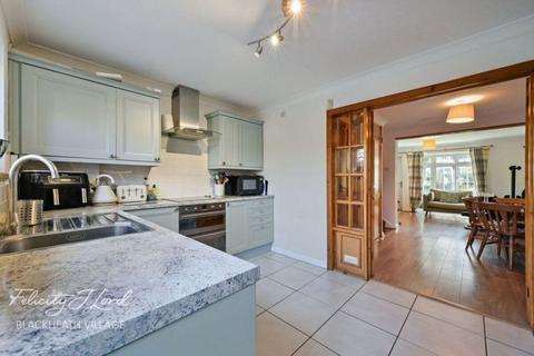 61 Kenilworth Gardens, London, SE18 3JB
