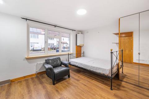 Studio to rent, Beech Gardens, South Ealing, London, W5